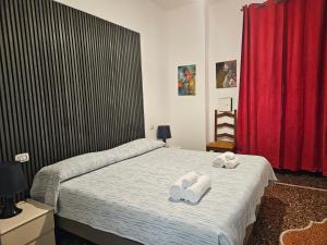 une chambre avec un lit avec des serviettes dessus dans l'établissement Affittacamere House LeoMar di Sara, à Gênes