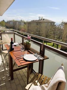 Balkón nebo terasa v ubytování Contemporary one-bedroom Lausanne
