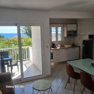 Η κουζίνα ή μικρή κουζίνα στο Apartment Green Oasis