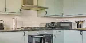 Η κουζίνα ή μικρή κουζίνα στο LoneryLuxuryHome Chantignan