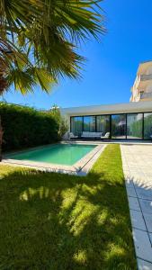 Bazén v ubytování White Beach Villa 2 - Luxury nebo v jeho okolí