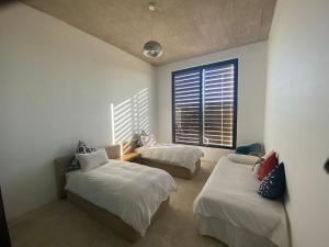 Ένα ή περισσότερα κρεβάτια σε δωμάτιο στο VAME Beach Front Bungalow +37 φωτογραφίες