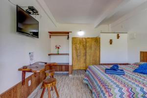 Uma TV ou centro de entretenimento em Pousada Residenzial Cariocare