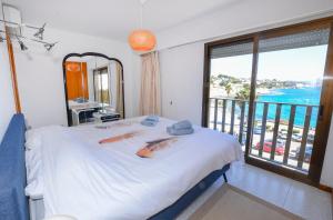 sypialnia z łóżkiem i widokiem na ocean w obiekcie Calpe place w mieście Calpe