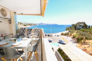 balkon ze stołem i krzesłami oraz widokiem na ocean w obiekcie Calpe place w mieście Calpe