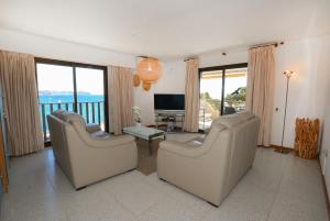 salon z dwoma krzesłami i telewizorem w obiekcie Calpe place w mieście Calpe