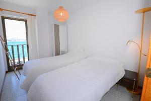 sypialnia z 2 łóżkami i widokiem na ocean w obiekcie Calpe place w mieście Calpe +12 zdjęć
