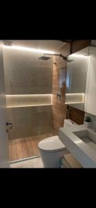 Koupelna v ubytování Quarto de hóspedes em apartamento familiar