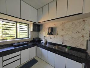 Kuchyň nebo kuchyňský kout v ubytování Sukruthi service apartment