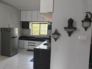 Kuchyň nebo kuchyňský kout v ubytování Sukruthi service apartment