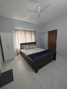 Postel nebo postele na pokoji v ubytování Sukruthi service apartment