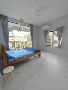Postel nebo postele na pokoji v ubytování Sukruthi service apartment