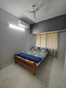 Postel nebo postele na pokoji v ubytování Sukruthi service apartment