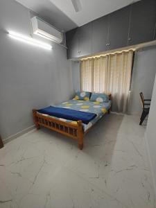 Postel nebo postele na pokoji v ubytování Sukruthi service apartment