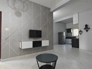 Kuchyň nebo kuchyňský kout v ubytování Sukruthi service apartment