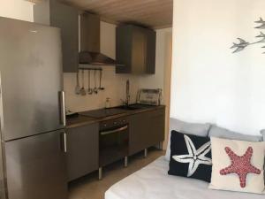 Η κουζίνα ή μικρή κουζίνα στο Klaras House +29 φωτογραφίες