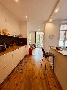 a kitchen with a counter and a wooden floor at 1-Zimmer-Apartment mit Balkon nähe ICE-Bahnhof in Kassel