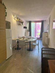 Le Rose في لوكّا: مطبخ وغرفة معيشة مع طاولة وكراسي