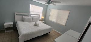 een slaapkamer met een bed met een teddybeer erop bij 4 BR 2 BA Near the Beach and Intracoastal Walk to everything in Riviera Beach