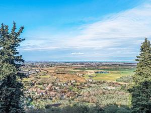 una vista desde la cima de una colina con árboles en Apartment Nido-2 by Interhome, en Panicale