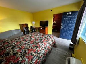 TV a/nebo společenská místnost v ubytování Travelers Inn by OYO Longview Kelso