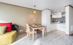Soleiview Spa Pension and Resort的厨房或小厨房