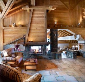 een grote woonkamer met een open haard in een huis bij Résidence Les Alpages De Champagny in Champagny-en-Vanoise