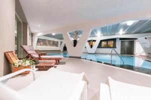 Bazén v ubytování Hotel Gran Paradis nebo v jeho okolí