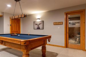 ファーニーにあるThe Alders Chalet - by Fernie Central Reservationsのドアのある部屋にあるビリヤード台のある部屋