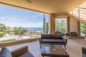 un salon avec vue sur l'océan dans l'établissement Villa #7 at Puerta Cortes Resort! Golf - Beachclub, à La Paz
