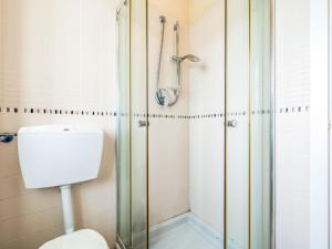 Ένα μπάνιο στο Apartment La Bordona by Interhome