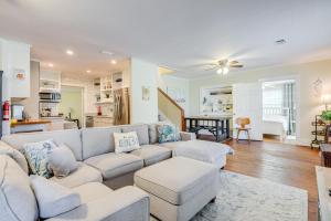 Χώρος καθιστικού στο Walkable Home with Porch in Dtwn St Marys!