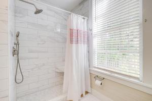 Ένα μπάνιο στο Walkable Home with Porch in Dtwn St Marys! +26 φωτογραφίες
