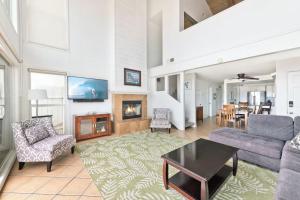 un salon avec un canapé et une cheminée dans l'établissement Spacious Oceanfront Home Near Newport Pier, à Newport Beach