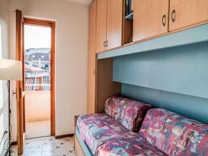 ein Sofa in einem Zimmer mit Fenster in der Unterkunft Apartment Vasto Sea View by Interhome in Vasto