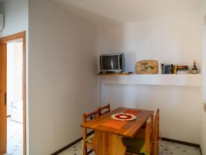 ein kleines Esszimmer mit einem Tisch und einem TV in der Unterkunft Apartment Vasto Sea View by Interhome in Vasto