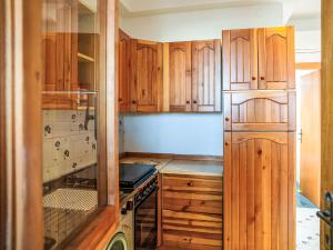 eine Küche mit Holzschränken und einem Herd in der Unterkunft Apartment Vasto Sea View by Interhome in Vasto + 13 Fotos