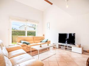 TV a/nebo společenská místnost v ubytování Holiday Home Villa la pivoine by Interhome