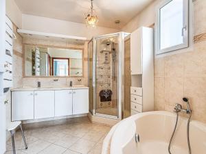 Koupelna v ubytování Holiday Home Villa la pivoine by Interhome