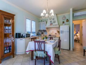Η κουζίνα ή μικρή κουζίνα στο Apartment Saida by Interhome