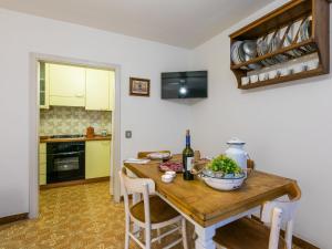 Köök või kööginurk majutusasutuses Apartment 81 Passi by Interhome