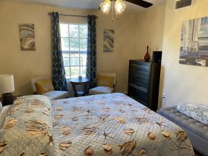 迈尔斯堡A perfect and elegant condo in Fort Myers的带床、梳妆台和窗户的卧室 更多22张照片