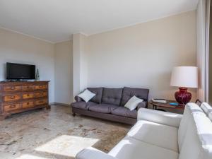 Μια τηλεόραση ή/και κέντρο ψυχαγωγίας στο Apartment Decò by Interhome