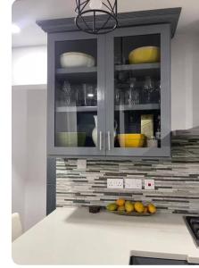 Cuisine ou kitchenette dans l'établissement Cypress Suites