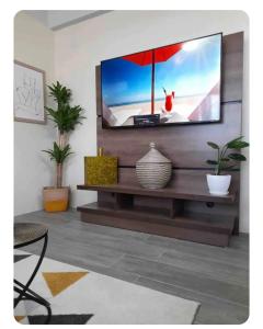 Il comprend un salon doté d'une télévision à écran plat. dans l'établissement Cypress Suites, à Goodwill