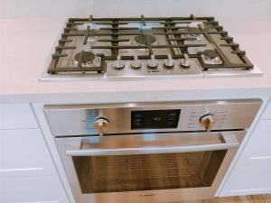 un forno a piano cottura in una cucina bianca di FB Master a Irvine Altre 3 foto