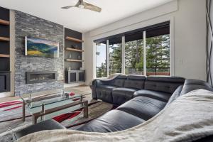Posezení v ubytování Stylish Retreat in Agassiz with Scenic Views