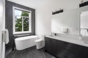 Koupelna v ubytování Stylish Retreat in Agassiz with Scenic Views
