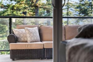 Posezení v ubytování Stylish Retreat in Agassiz with Scenic Views