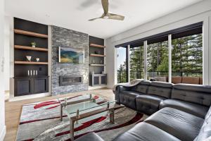 Posezení v ubytování Stylish Retreat in Agassiz with Scenic Views
